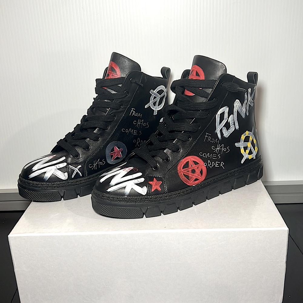 Blk Graffiti High Tops B2 Womens sz 10